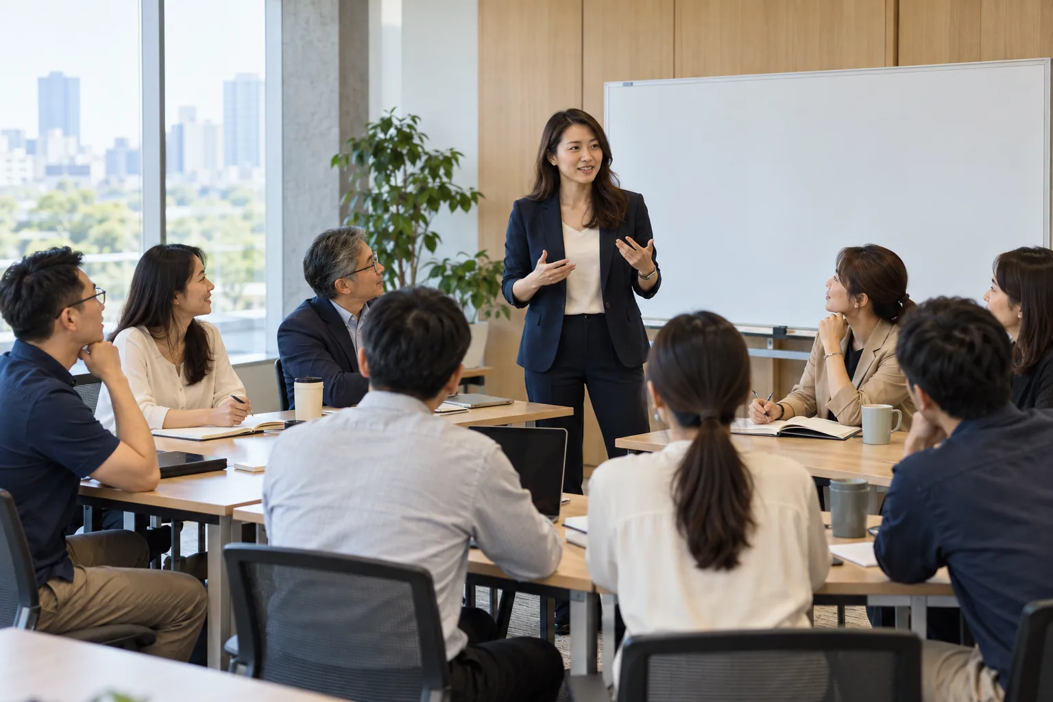 講師與企業學員在明亮教室中進行互動授課的情境示意
